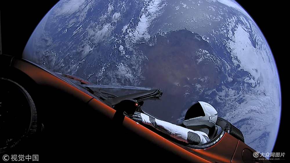 201828ӍSpaceXҕl؈D@ʾǂb(Starman)˹܇(dng)?sh)ؕr(sh)g26̫̽g(sh)˾SpaceX\(yn)dͫCʷoǰ?ci)yһv˹܇ɹl(f)